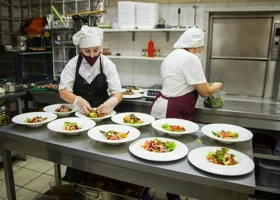 Челябинским ресторанам потребовалось на треть больше поваров на подработку