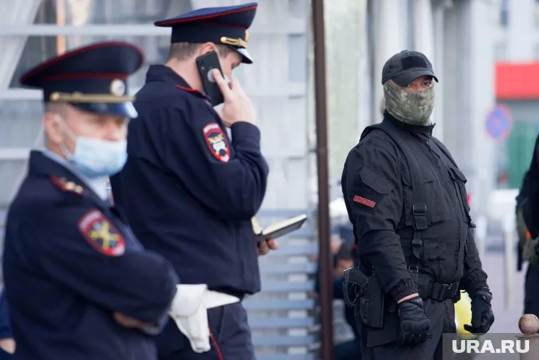 Сотрудники полиции устанавливают личности всех задержанных