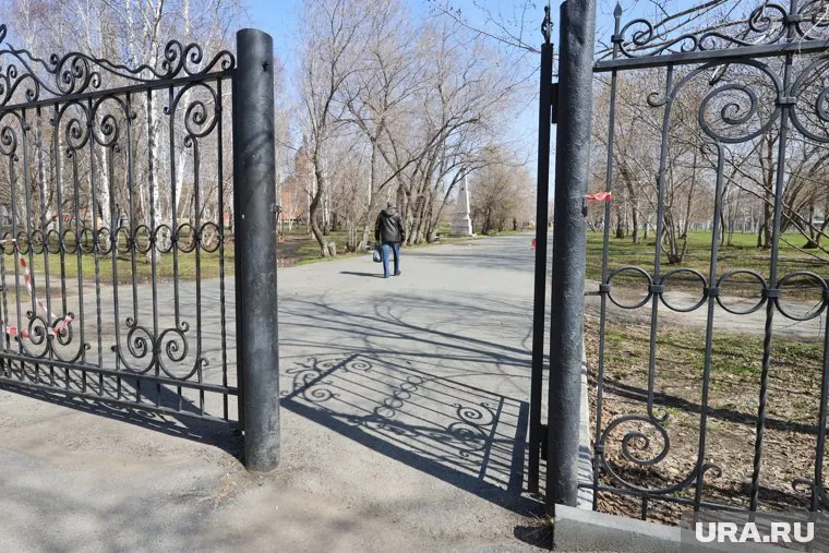 Курганский суд обязал бывшего арендатора расторгнуть договор продажи забора горсада