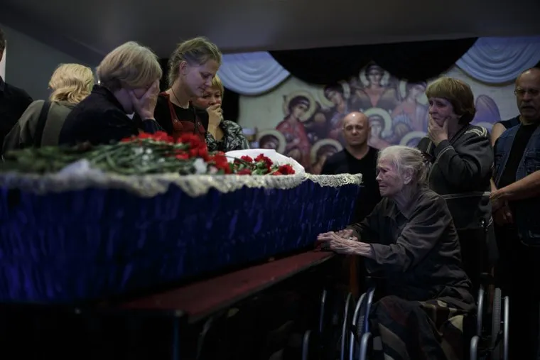 Прощание с уличным художником Александром Жуневым. Пермь, гроб, смерть, прощание с усопшим