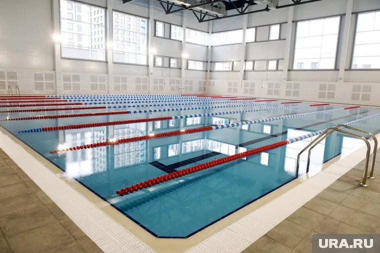 Житель Нового Уренгоя пожаловался, что люди не могут попасть в бассейн в обычное время