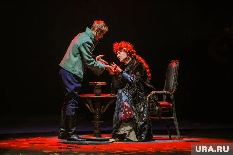 Если актер служит в труппе государственного театра, у него зарплата от 25 тысяч рублей