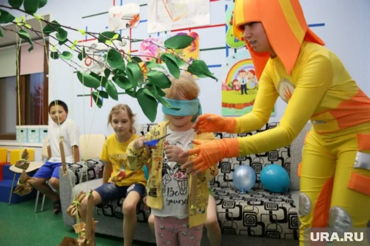 В комнате с детьми играют аниматоры