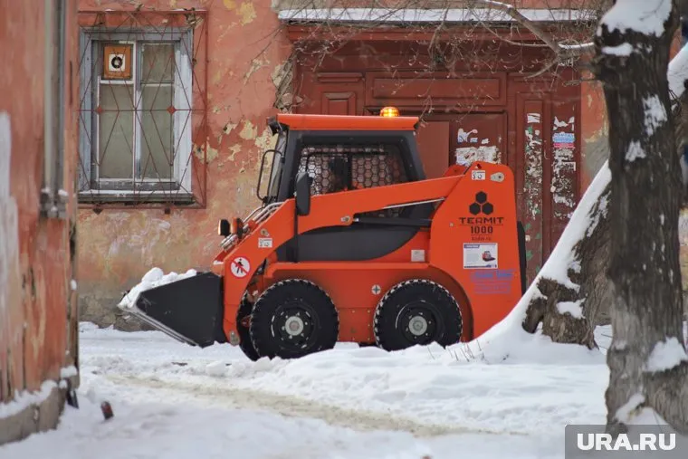 Курганцы пожаловались чиновникам на управкомпанию, которая не убирает снег в их дворах