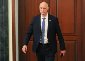 Депутат Голиков посетил девочек, пострадавших в школьной бойне в Челябинске