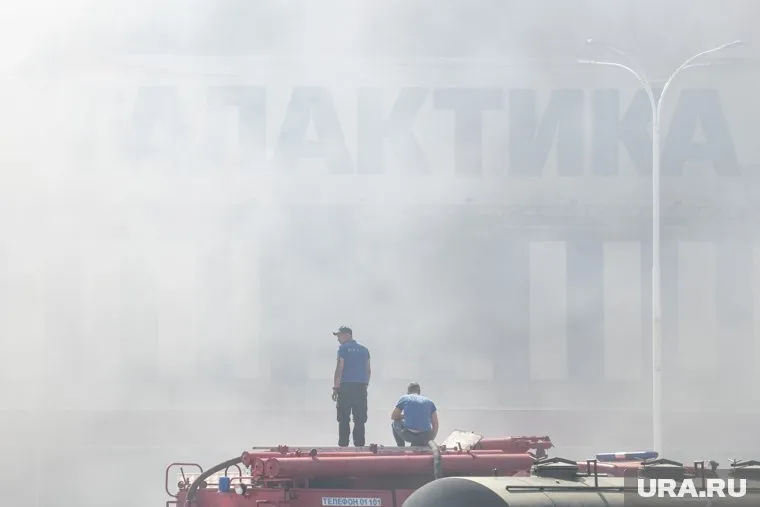 Под Екатеринбургом горит ангар, внутри которого находятся баллоны с химикатами