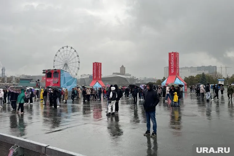 Возле Торгового центра собрались горожане с зонтами