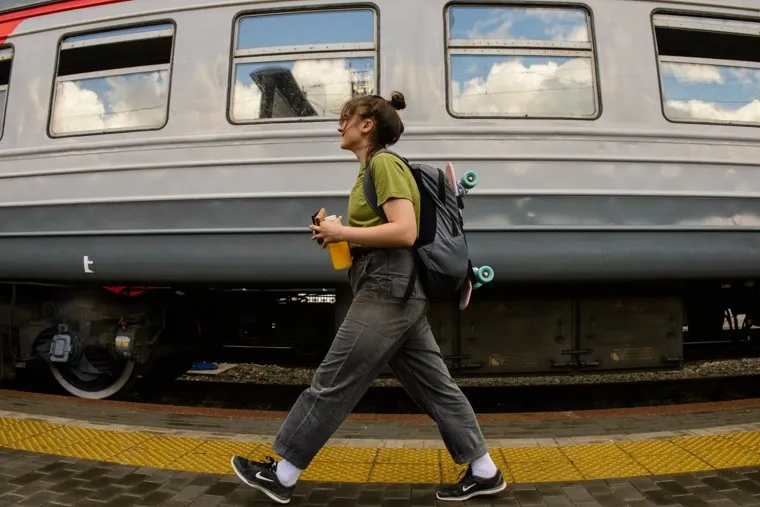 Железнодорожный вокзал станции "Екатеринбург-Пассажирский". Екатеринбург, девушка, перрон, электричка, туризм, путешествие, путешественник, железнодорожный транспорт, скейт