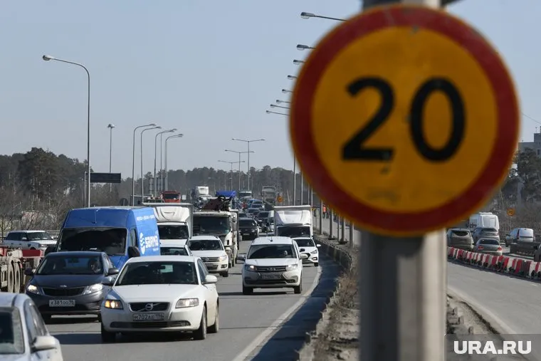 Основной затор наблюдается по пути со стороны кладбища в город