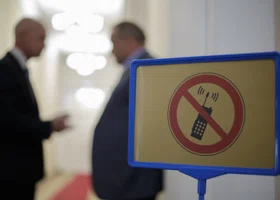 Россиянам напомнили о праве отключить мобильный в нерабочее время