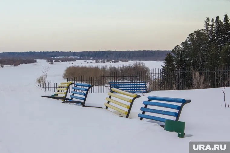 Застрявший в снегу ребенок звал на помощь