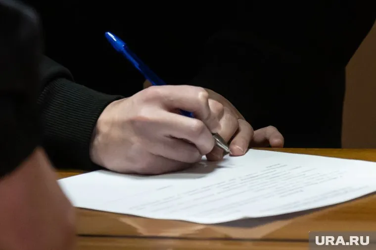 Людям навязываю дополнительные услуги при заключении договоров