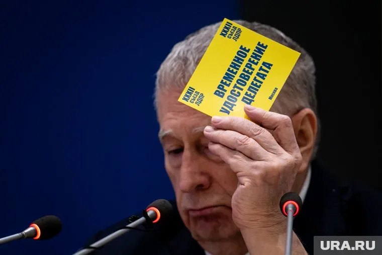 Владелец визитки с автографом Владимира Жириновского заявил, что после смерти политика отказывался торговаться