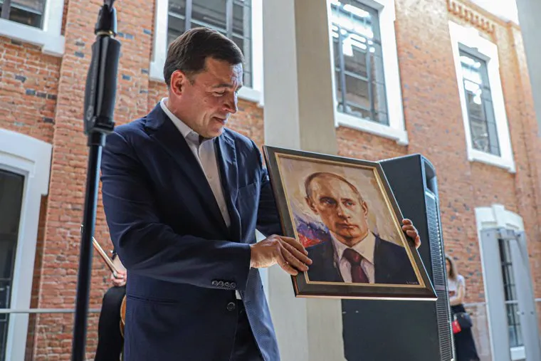 Выставка "О чем молчат картины" Никаса Сафронова в центре искусств "Главный проспект". Екатеринбург