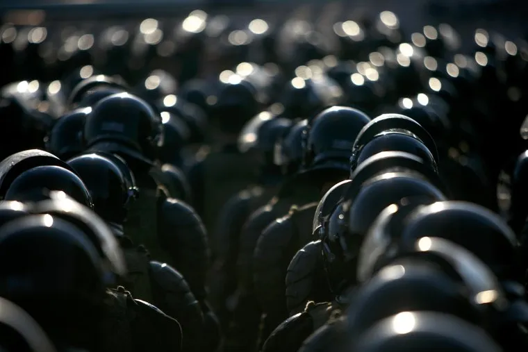 Несанкционированный митинг "Он нам не царь" на Пушкинской площади. Москва, полицейские, шлемы, блики, омон, росгвардия, строй