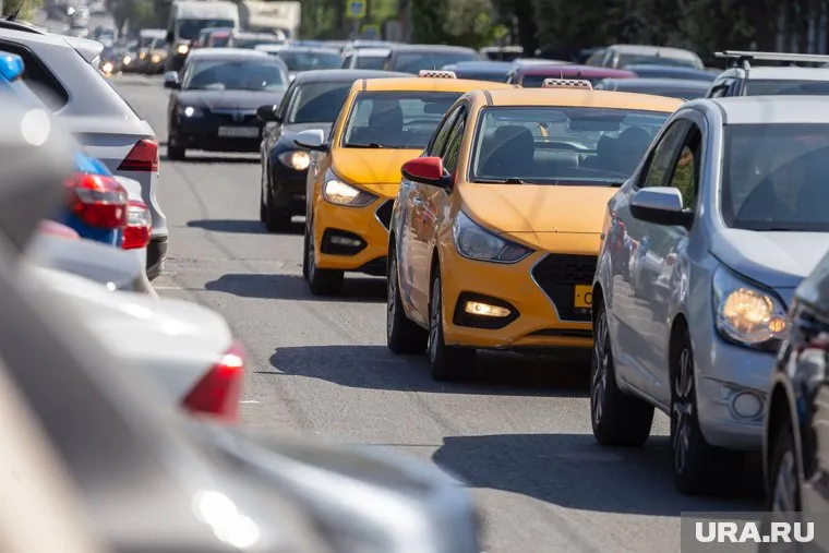 В Кургане на перекрестке большая пробка из машин (архивное фото)