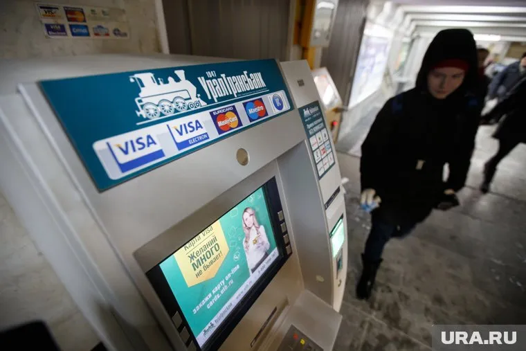 У банкоматов начинают толпиться люди