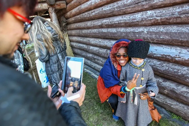 Открытие региональной программы XIX Всемирного фестиваля молодежи и студентов в Тюмени, смартфон, туризм, фотографирует на мобильник, гаджет, фольклор, иностранцы, студенты, ВФМС