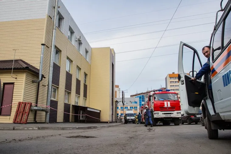 Обрушение в супермаркете Магнит. Курган, пожарная машина, супермаркет магнит, черезвычайное проишествие, улица бурова-петрова77
