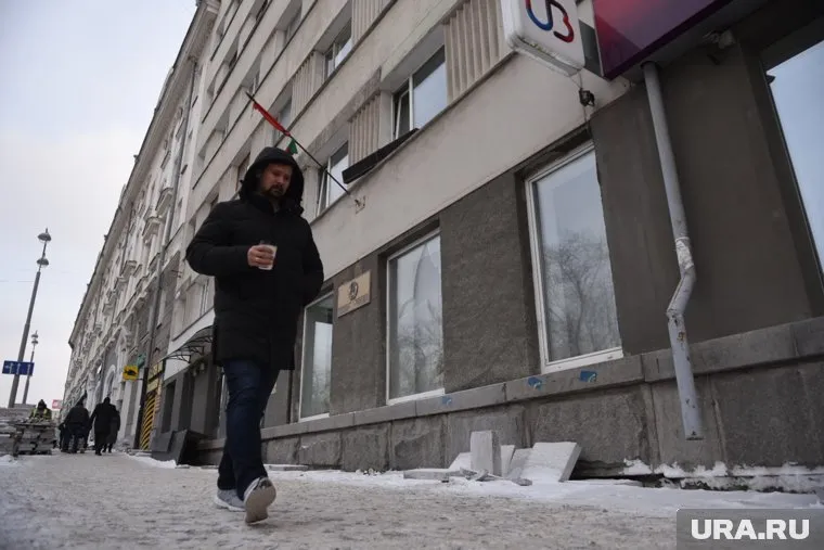 Разбито стекло в отделении посольства в центре города