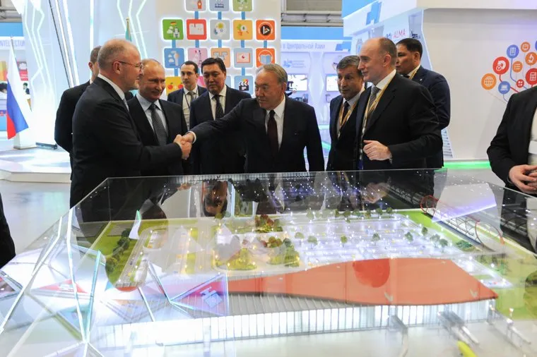 Российско-Казахстанский форум межрегионального сотрудничества с участием Владимира Путина и Нурсултана Назарбаева. Челябинск, назарбаев нурсултан, макет, челябинский аэропорт, дубровский борис, троценко роман