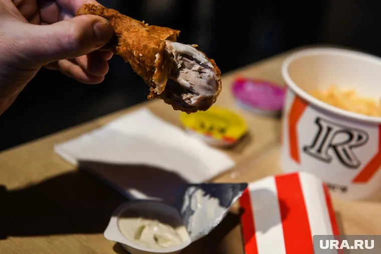 Посетители ресторана оставили отзывы в «2ГИС», где рассказали о найденных перьях в крылышках