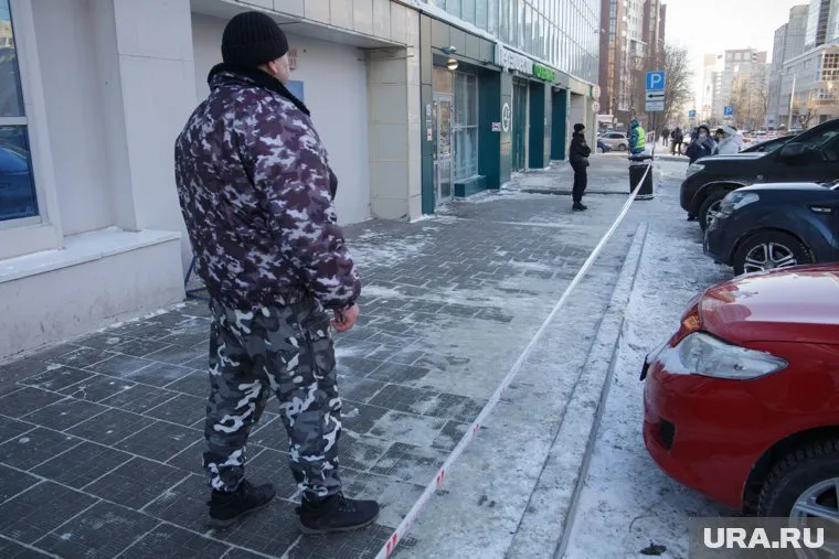 Сотрудники службы безопасности торгуют медицинским масками по завышенным ценам