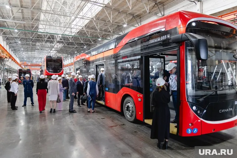 Участники заседания прибыли на него на троллейбусах "Синара"