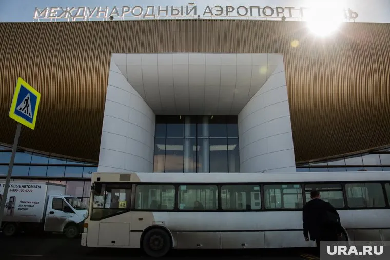 Платная парковка у международного аэропорта Пермь завалена снегом