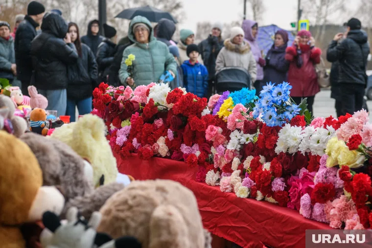 Горожане продолжают нести цветы и игрушки к стихийному мемориалу