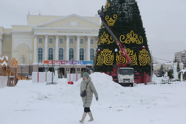 Разбирают елку. Тюмень