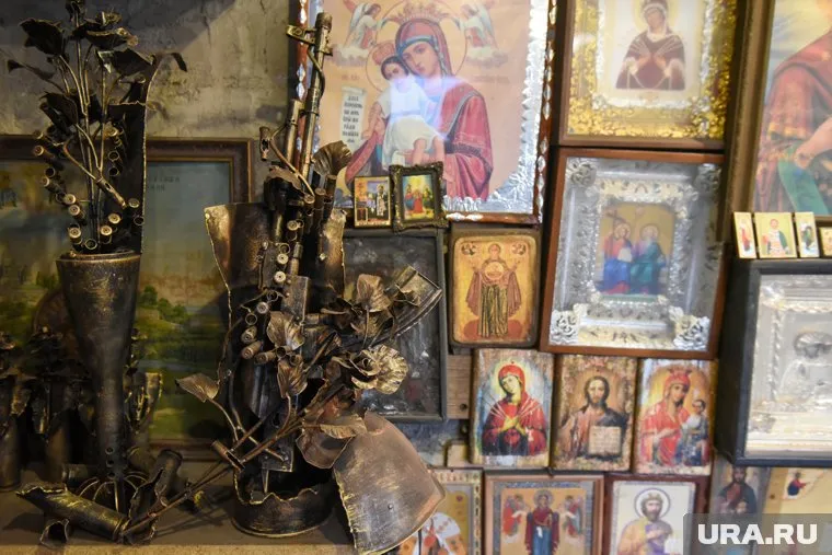 Командир батальона надевает шеврон, исходя из поставленной боевой задачи