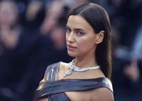 От уральского городка к мировым подиумам: Ирина Шейк выступила в показе Victoria's Secret