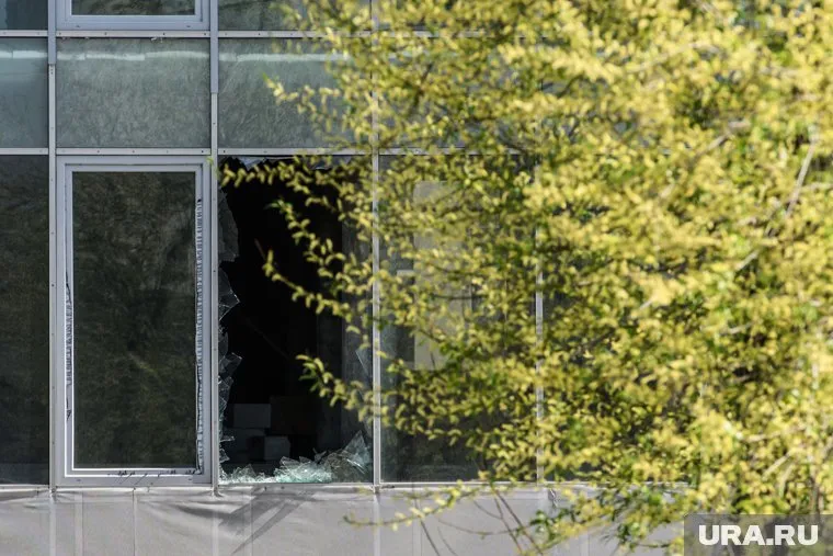 Дрон ВСУ атаковал бизнес-центр в Донецке, повреждены стекла