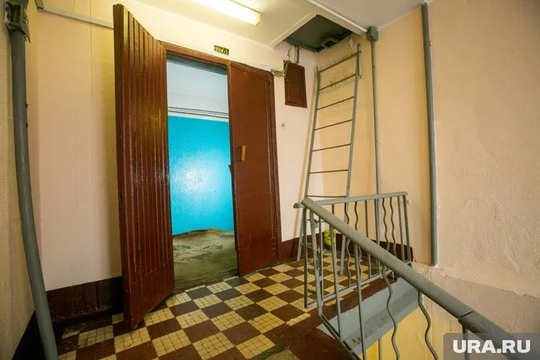 Бездомный ходил ночью по чердаку жилого дома