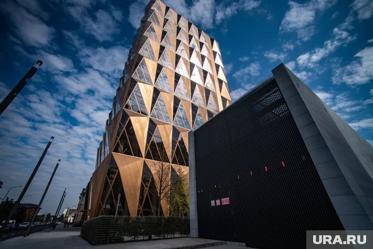 Изначально предполагалось, что в перечень войдут только 600 компаний, однако впоследствии он был расширен до 1392 фирм.