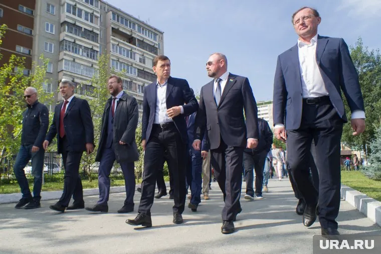 Губернатор показательно прошелся в окружении городских