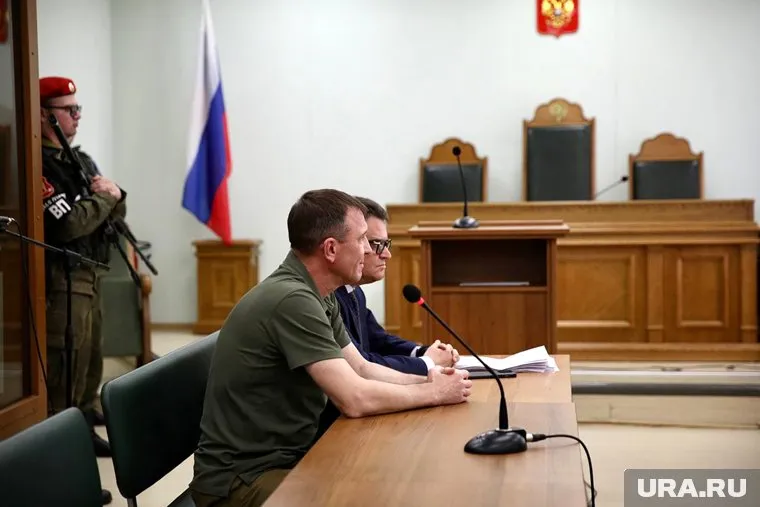 Суд оставил Ивана Попова под арестом