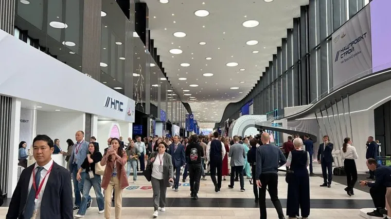 На стенде Башкортостана выстроилась очередь за футболками с цитатами Путина, Лаврова