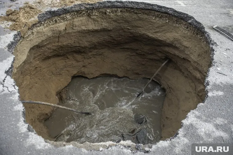 Движению по участку дороги, где образовался провал, ограничено (архивное фото)