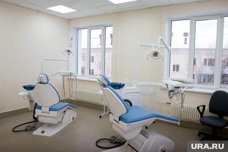 Врач-стоматолог оказывал услуги, не имея необходимой профессиональной подготовки и сертификата.