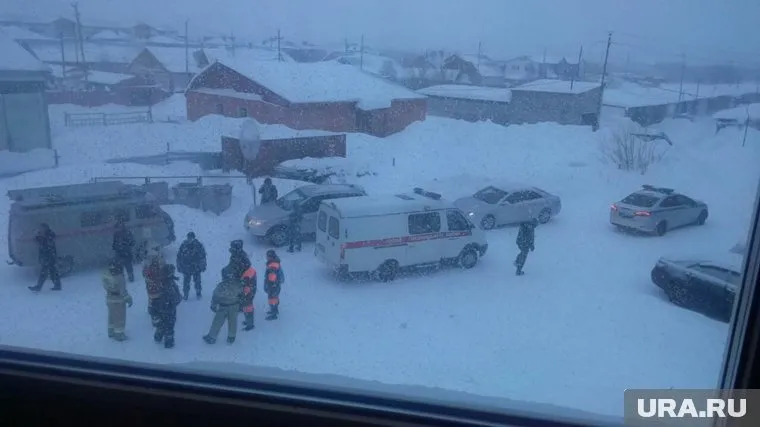 У дома обнаружили автомобили экстренных служб