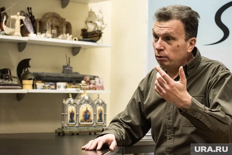 Иннокентий Шеремет ведет трехчасовые эфиры на федеральном телеканале «Соловьев Live»