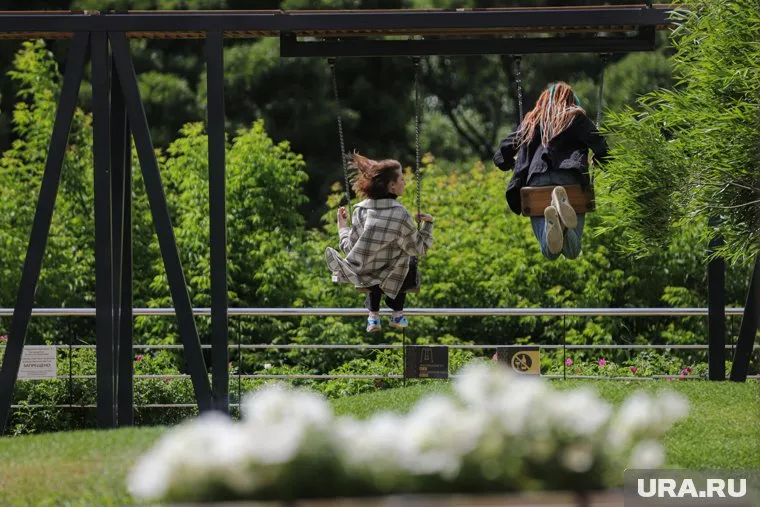 В ходе работ по благоустройству участка возле ТЦ будут установлены качели с навесом (архивное фото)