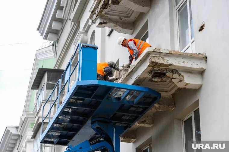 Вместо исходных на фасаде должны появиться декоративные французские балконы