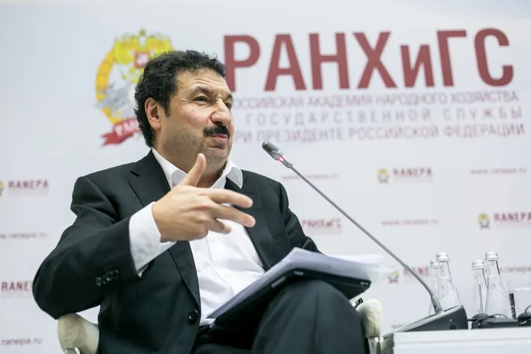 VIII Гайдаровский форум, второй день. Москва, мау владимир, жест рукой