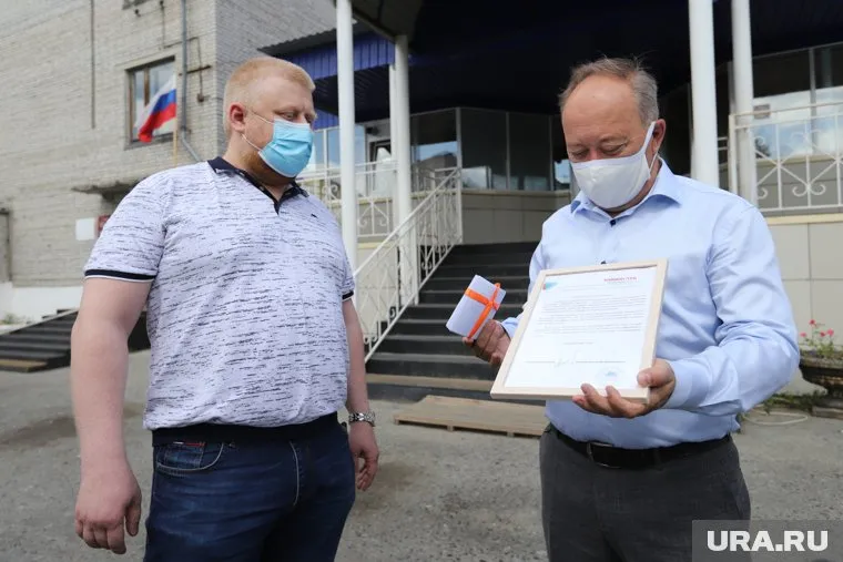 Киноклуб совместно с отделением партии «Единая Россия» вручает медикам билеты в кино