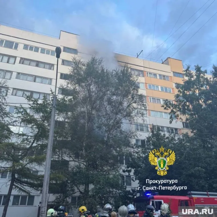 В доме на улице Стойкости в Петербурге начался пожар после того, как жители услышали хлопок