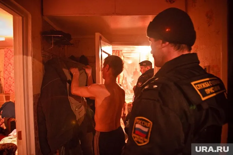 Приставы принудительно доставили должника в отдел (архивное фото)