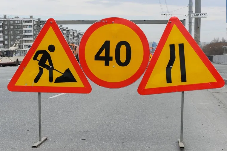 Глава города Евгений Тефтелев проверяет ход весенней уборки города. Челябинск, дорожные знаки, ремонт дороги